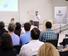 O evento, promovido pela Escola de Liderança do Paraná, reuniu mais de 160 pessoas, entre prefeitos, secretários municipais, vereadores e representantes de diversas entidades e associações, na Associação Comercial e Empresarial de Goioerê.
Foto: SEPL
