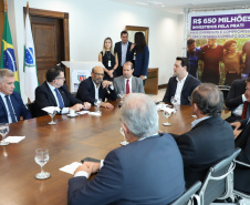 A empresa de medicamentos Prati-Donaduzzi confirmou nesta quarta-feira (5), em evento com o governador Carlos Massa Ratinho Junior, no Palácio Iguaçu, investimentos de R$ 650 milhões nos próximos três anos na ampliação da sua planta em Toledo, no Oeste do Paraná.   -  Curitiba, 05/02/2020  -  Foto: José Fernando Ogura/AEN