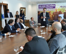 A empresa de medicamentos Prati-Donaduzzi confirmou nesta quarta-feira (5), em evento com o governador Carlos Massa Ratinho Junior, no Palácio Iguaçu, investimentos de R$ 650 milhões nos próximos três anos na ampliação da sua planta em Toledo, no Oeste do Paraná.   -  Curitiba, 05/02/2020  -  Foto: José Fernando Ogura/AEN