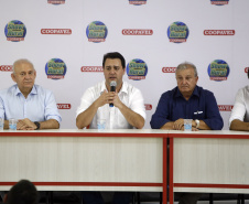O governador Carlos Massa Ratinho Junior participa nesta quarta-feira (05) do Show Rural Coopavel, em Cascavel, no Oeste do Paraná. Às 15 horas, Ratinho Junior recebeu a imprensa para entrevista coletiva. O encontro será na estruturação de administração do evento. Em seguida, o governador visitará os estandes da feira.
Foto Gilson Abreu/Aen
