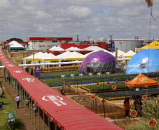 O governador Carlos Massa Ratinho Junior participa nesta quarta-feira (05) do Show Rural Coopavel, em Cascavel, no Oeste do Paraná. Às 15 horas, Ratinho Junior recebeu a imprensa para entrevista coletiva. O encontro será na estruturação de administração do evento. Em seguida, o governador visitará os estandes da feira.
Foto Gilson Abreu/Aen
