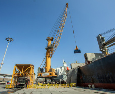 Os gastos com sobre-estadia (demurrage) na importação dos fertilizantes pelos portos do Paraná foram 43% menor em 2019. Os dados foram divulgados nesta quarta-feira (05) pelo Sindicato da Indústria de Adubos e Corretivos Agrícolas no Estado do Paraná (Sindiadubos). No ano, o setor economizou US$ 20,39 milhões.
Curitiba, 06/02/2020. Foto; Cláudio Neves/Portos do Paraná