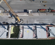 Os gastos com sobre-estadia (demurrage) na importação dos fertilizantes pelos portos do Paraná foram 43% menor em 2019. Os dados foram divulgados nesta quarta-feira (05) pelo Sindicato da Indústria de Adubos e Corretivos Agrícolas no Estado do Paraná (Sindiadubos). No ano, o setor economizou US$ 20,39 milhões.
Curitiba, 06/02/2020. Foto; Cláudio Neves/Portos do Paraná