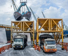 Os gastos com sobre-estadia (demurrage) na importação dos fertilizantes pelos portos do Paraná foram 43% menor em 2019. Os dados foram divulgados nesta quarta-feira (05) pelo Sindicato da Indústria de Adubos e Corretivos Agrícolas no Estado do Paraná (Sindiadubos). No ano, o setor economizou US$ 20,39 milhões.
Curitiba, 06/02/2020. Foto; Cláudio Neves/Portos do Paraná
