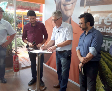 A Secretaria de Estado da Agricultura e do Abastecimento vai ampliar a possibilidade de financiamento direto para que os agricultores familiares participem do programa Trator Solidário. Um instrumento de parceria foi assinada durante o Show Rural, em Cascavel, possibilitando que a Cresol Baser opere diretamente com o agricultor e não mais por meio do Banco Regional de Desenvolvimento do Extremo Sul (BRDE).
Foto: Evandro Fadel/Seab