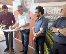 A Secretaria de Estado da Agricultura e do Abastecimento vai ampliar a possibilidade de financiamento direto para que os agricultores familiares participem do programa Trator Solidário. Um instrumento de parceria foi assinada durante o Show Rural, em Cascavel, possibilitando que a Cresol Baser opere diretamente com o agricultor e não mais por meio do Banco Regional de Desenvolvimento do Extremo Sul (BRDE).
Foto: Evandro Fadel/Seab