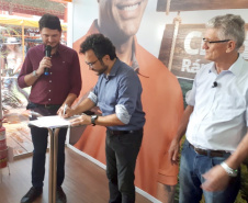 A Secretaria de Estado da Agricultura e do Abastecimento vai ampliar a possibilidade de financiamento direto para que os agricultores familiares participem do programa Trator Solidário. Um instrumento de parceria foi assinada durante o Show Rural, em Cascavel, possibilitando que a Cresol Baser opere diretamente com o agricultor e não mais por meio do Banco Regional de Desenvolvimento do Extremo Sul (BRDE).
Foto: Evandro Fadel/Seab
