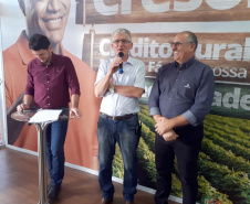 A Secretaria de Estado da Agricultura e do Abastecimento vai ampliar a possibilidade de financiamento direto para que os agricultores familiares participem do programa Trator Solidário. Um instrumento de parceria foi assinada durante o Show Rural, em Cascavel, possibilitando que a Cresol Baser opere diretamente com o agricultor e não mais por meio do Banco Regional de Desenvolvimento do Extremo Sul (BRDE).
Foto: Evandro Fadel/Seab
