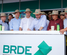 O Banco Regional de Desenvolvimento do Extremo Sul (BRDE) lançou nesta quinta-feira (06), no Show Rural em Cascavel (Oeste), o edital de chamamento público do programa BRDE Labs, voltado ao apoio, capacitação e aporte financeiro de startups. Na solenidade, que teve a presença do governador Carlos Massa Ratinho Junior, também foram assinados contratos de crédito com cooperativas agroindustriais. - Cascavel, 06/02/2020  -  Foto: Rodrigo Félix Leal/AEN