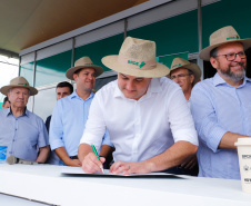 O Banco Regional de Desenvolvimento do Extremo Sul (BRDE) lançou nesta quinta-feira (06), no Show Rural em Cascavel (Oeste), o edital de chamamento público do programa BRDE Labs, voltado ao apoio, capacitação e aporte financeiro de startups. Na solenidade, que teve a presença do governador Carlos Massa Ratinho Junior, também foram assinados contratos de crédito com cooperativas agroindustriais. - Cascavel, 06/02/2020  -  Foto: Rodrigo Félix Leal/AEN