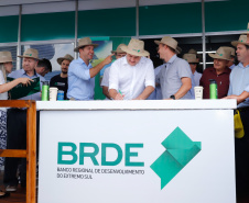 O Banco Regional de Desenvolvimento do Extremo Sul (BRDE) lançou nesta quinta-feira (06), no Show Rural em Cascavel (Oeste), o edital de chamamento público do programa BRDE Labs, voltado ao apoio, capacitação e aporte financeiro de startups. Na solenidade, que teve a presença do governador Carlos Massa Ratinho Junior, também foram assinados contratos de crédito com cooperativas agroindustriais. - Cascavel, 06/02/2020  -  Foto: Rodrigo Félix Leal/AEN
