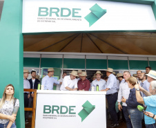 O Banco Regional de Desenvolvimento do Extremo Sul (BRDE) lançou nesta quinta-feira (06), no Show Rural em Cascavel (Oeste), o edital de chamamento público do programa BRDE Labs, voltado ao apoio, capacitação e aporte financeiro de startups. Na solenidade, que teve a presença do governador Carlos Massa Ratinho Junior, também foram assinados contratos de crédito com cooperativas agroindustriais. - Cascavel, 06/02/2019 - Foto: Gilson Abreu/AEN