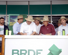 O Banco Regional de Desenvolvimento do Extremo Sul (BRDE) lançou nesta quinta-feira (06), no Show Rural em Cascavel (Oeste), o edital de chamamento público do programa BRDE Labs, voltado ao apoio, capacitação e aporte financeiro de startups. Na solenidade, que teve a presença do governador Carlos Massa Ratinho Junior, também foram assinados contratos de crédito com cooperativas agroindustriais. - Cascavel, 06/02/2019 - Foto: Gilson Abreu/AEN
