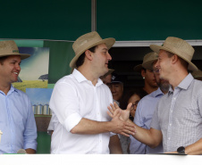 O Banco Regional de Desenvolvimento do Extremo Sul (BRDE) lançou nesta quinta-feira (06), no Show Rural em Cascavel (Oeste), o edital de chamamento público do programa BRDE Labs, voltado ao apoio, capacitação e aporte financeiro de startups. Na solenidade, que teve a presença do governador Carlos Massa Ratinho Junior, também foram assinados contratos de crédito com cooperativas agroindustriais. - Cascavel, 06/02/2019 - Foto: Gilson Abreu/AEN