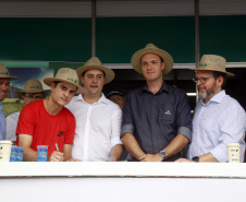 O Banco Regional de Desenvolvimento do Extremo Sul (BRDE) lançou nesta quinta-feira (06), no Show Rural em Cascavel (Oeste), o edital de chamamento público do programa BRDE Labs, voltado ao apoio, capacitação e aporte financeiro de startups. Na solenidade, que teve a presença do governador Carlos Massa Ratinho Junior, também foram assinados contratos de crédito com cooperativas agroindustriais. - Cascavel, 06/02/2019 - Foto: Gilson Abreu/AEN