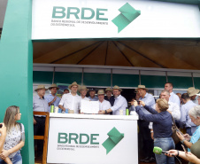 O Banco Regional de Desenvolvimento do Extremo Sul (BRDE) lançou nesta quinta-feira (06), no Show Rural em Cascavel (Oeste), o edital de chamamento público do programa BRDE Labs, voltado ao apoio, capacitação e aporte financeiro de startups. Na solenidade, que teve a presença do governador Carlos Massa Ratinho Junior, também foram assinados contratos de crédito com cooperativas agroindustriais. - Cascavel, 06/02/2019 - Foto: Gilson Abreu/AEN