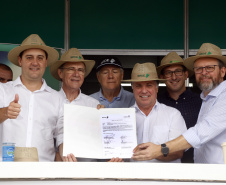 O Banco Regional de Desenvolvimento do Extremo Sul (BRDE) lançou nesta quinta-feira (06), no Show Rural em Cascavel (Oeste), o edital de chamamento público do programa BRDE Labs, voltado ao apoio, capacitação e aporte financeiro de startups. Na solenidade, que teve a presença do governador Carlos Massa Ratinho Junior, também foram assinados contratos de crédito com cooperativas agroindustriais. - Cascavel, 06/02/2019 - Foto: Gilson Abreu/AEN