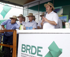 O Banco Regional de Desenvolvimento do Extremo Sul (BRDE) lançou nesta quinta-feira (06), no Show Rural em Cascavel (Oeste), o edital de chamamento público do programa BRDE Labs, voltado ao apoio, capacitação e aporte financeiro de startups. Na solenidade, que teve a presença do governador Carlos Massa Ratinho Junior, também foram assinados contratos de crédito com cooperativas agroindustriais. - Cascavel, 06/02/2019 - Foto: Gilson Abreu/AEN