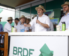 O Banco Regional de Desenvolvimento do Extremo Sul (BRDE) lançou nesta quinta-feira (06), no Show Rural em Cascavel (Oeste), o edital de chamamento público do programa BRDE Labs, voltado ao apoio, capacitação e aporte financeiro de startups. Na solenidade, que teve a presença do governador Carlos Massa Ratinho Junior, também foram assinados contratos de crédito com cooperativas agroindustriais. - Cascavel, 06/02/2019 - Foto: Gilson Abreu/AEN