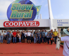 O governador Carlos Massa Ratinho Junior entregou nesta quinta-feira (06), durante o Show Rural, em Cascavel, as chaves de mais um trator do programa Trator Solidário. Os beneficiados foram o criador de vacas de leite Roque Selzler e sua mulher, Leonete, moradores de Pato Bragado. - Cascavel, 06/02/2020 -  Foto: Gilson Abreu/AEN