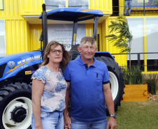 O governador Carlos Massa Ratinho Junior entregou nesta quinta-feira (06), durante o Show Rural, em Cascavel, as chaves de mais um trator do programa Trator Solidário. Os beneficiados foram o criador de vacas de leite Roque Selzler e sua mulher, Leonete, moradores de Pato Bragado. - Cascavel, 06/02/2020 -  Foto: Gilson Abreu/AEN