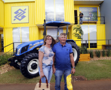 O governador Carlos Massa Ratinho Junior entregou nesta quinta-feira (06), durante o Show Rural, em Cascavel, as chaves de mais um trator do programa Trator Solidário. Os beneficiados foram o criador de vacas de leite Roque Selzler e sua mulher, Leonete, moradores de Pato Bragado. - Cascavel, 06/02/2020 -  Foto: Gilson Abreu/AEN
