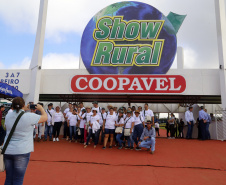 O governador Carlos Massa Ratinho Junior entregou nesta quinta-feira (06), durante o Show Rural, em Cascavel, as chaves de mais um trator do programa Trator Solidário. Os beneficiados foram o criador de vacas de leite Roque Selzler e sua mulher, Leonete, moradores de Pato Bragado. - Cascavel, 06/02/2020 -  Foto: Gilson Abreu/AEN