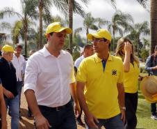 O governador Carlos Massa Ratinho Junior entregou nesta quinta-feira (06), durante o Show Rural, em Cascavel, as chaves de mais um trator do programa Trator Solidário. Os beneficiados foram o criador de vacas de leite Roque Selzler e sua mulher, Leonete, moradores de Pato Bragado. - Cascavel, 06/02/2020 -  Foto: Gilson Abreu/AEN