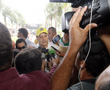 O governador Carlos Massa Ratinho Junior entregou nesta quinta-feira (06), durante o Show Rural, em Cascavel, as chaves de mais um trator do programa Trator Solidário. Os beneficiados foram o criador de vacas de leite Roque Selzler e sua mulher, Leonete, moradores de Pato Bragado. - Cascavel, 06/02/2020 -  Foto: Gilson Abreu/AEN