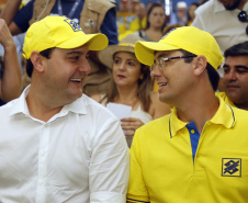 O governador Carlos Massa Ratinho Junior entregou nesta quinta-feira (06), durante o Show Rural, em Cascavel, as chaves de mais um trator do programa Trator Solidário. Os beneficiados foram o criador de vacas de leite Roque Selzler e sua mulher, Leonete, moradores de Pato Bragado. - Cascavel, 06/02/2020 -  Foto: Gilson Abreu/AEN