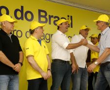 O governador Carlos Massa Ratinho Junior entregou nesta quinta-feira (06), durante o Show Rural, em Cascavel, as chaves de mais um trator do programa Trator Solidário. Os beneficiados foram o criador de vacas de leite Roque Selzler e sua mulher, Leonete, moradores de Pato Bragado. - Cascavel, 06/02/2020 -  Foto: Gilson Abreu/AEN