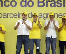 O governador Carlos Massa Ratinho Junior entregou nesta quinta-feira (06), durante o Show Rural, em Cascavel, as chaves de mais um trator do programa Trator Solidário. Os beneficiados foram o criador de vacas de leite Roque Selzler e sua mulher, Leonete, moradores de Pato Bragado. - Cascavel, 06/02/2020 -  Foto: Gilson Abreu/AEN