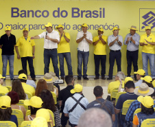 O governador Carlos Massa Ratinho Junior entregou nesta quinta-feira (06), durante o Show Rural, em Cascavel, as chaves de mais um trator do programa Trator Solidário. Os beneficiados foram o criador de vacas de leite Roque Selzler e sua mulher, Leonete, moradores de Pato Bragado. - Cascavel, 06/02/2020 -  Foto: Gilson Abreu/AEN