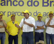 O governador Carlos Massa Ratinho Junior entregou nesta quinta-feira (06), durante o Show Rural, em Cascavel, as chaves de mais um trator do programa Trator Solidário. Os beneficiados foram o criador de vacas de leite Roque Selzler e sua mulher, Leonete, moradores de Pato Bragado. - Cascavel, 06/02/2020 -  Foto: Gilson Abreu/AEN