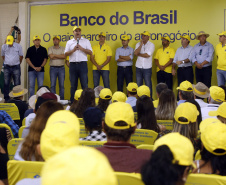 O governador Carlos Massa Ratinho Junior entregou nesta quinta-feira (06), durante o Show Rural, em Cascavel, as chaves de mais um trator do programa Trator Solidário. Os beneficiados foram o criador de vacas de leite Roque Selzler e sua mulher, Leonete, moradores de Pato Bragado. - Cascavel, 06/02/2020 -  Foto: Gilson Abreu/AEN