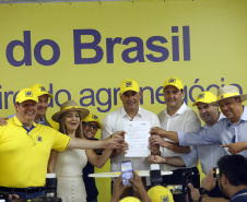 O governador Carlos Massa Ratinho Junior entregou nesta quinta-feira (06), durante o Show Rural, em Cascavel, as chaves de mais um trator do programa Trator Solidário. Os beneficiados foram o criador de vacas de leite Roque Selzler e sua mulher, Leonete, moradores de Pato Bragado. - Cascavel, 06/02/2020 -  Foto: Gilson Abreu/AEN