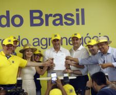 O governador Carlos Massa Ratinho Junior entregou nesta quinta-feira (06), durante o Show Rural, em Cascavel, as chaves de mais um trator do programa Trator Solidário. Os beneficiados foram o criador de vacas de leite Roque Selzler e sua mulher, Leonete, moradores de Pato Bragado. - Cascavel, 06/02/2020 -  Foto: Gilson Abreu/AEN
