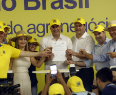 O governador Carlos Massa Ratinho Junior entregou nesta quinta-feira (06), durante o Show Rural, em Cascavel, as chaves de mais um trator do programa Trator Solidário. Os beneficiados foram o criador de vacas de leite Roque Selzler e sua mulher, Leonete, moradores de Pato Bragado. - Cascavel, 06/02/2020 -  Foto: Gilson Abreu/AEN