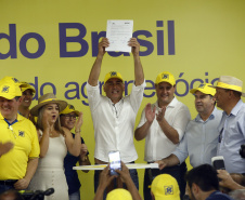 O governador Carlos Massa Ratinho Junior entregou nesta quinta-feira (06), durante o Show Rural, em Cascavel, as chaves de mais um trator do programa Trator Solidário. Os beneficiados foram o criador de vacas de leite Roque Selzler e sua mulher, Leonete, moradores de Pato Bragado. - Cascavel, 06/02/2020 -  Foto: Gilson Abreu/AEN