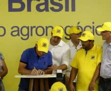 O governador Carlos Massa Ratinho Junior entregou nesta quinta-feira (06), durante o Show Rural, em Cascavel, as chaves de mais um trator do programa Trator Solidário. Os beneficiados foram o criador de vacas de leite Roque Selzler e sua mulher, Leonete, moradores de Pato Bragado. - Cascavel, 06/02/2020 -  Foto: Gilson Abreu/AEN