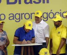 O governador Carlos Massa Ratinho Junior entregou nesta quinta-feira (06), durante o Show Rural, em Cascavel, as chaves de mais um trator do programa Trator Solidário. Os beneficiados foram o criador de vacas de leite Roque Selzler e sua mulher, Leonete, moradores de Pato Bragado. - Cascavel, 06/02/2020 -  Foto: Gilson Abreu/AEN