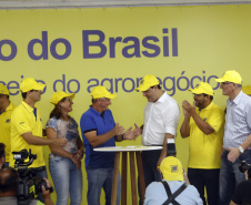 O governador Carlos Massa Ratinho Junior entregou nesta quinta-feira (06), durante o Show Rural, em Cascavel, as chaves de mais um trator do programa Trator Solidário. Os beneficiados foram o criador de vacas de leite Roque Selzler e sua mulher, Leonete, moradores de Pato Bragado. - Cascavel, 06/02/2020 -  Foto: Gilson Abreu/AEN