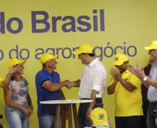 O governador Carlos Massa Ratinho Junior entregou nesta quinta-feira (06), durante o Show Rural, em Cascavel, as chaves de mais um trator do programa Trator Solidário. Os beneficiados foram o criador de vacas de leite Roque Selzler e sua mulher, Leonete, moradores de Pato Bragado. - Cascavel, 06/02/2020 -  Foto: Gilson Abreu/AEN