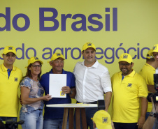 O governador Carlos Massa Ratinho Junior entregou nesta quinta-feira (06), durante o Show Rural, em Cascavel, as chaves de mais um trator do programa Trator Solidário. Os beneficiados foram o criador de vacas de leite Roque Selzler e sua mulher, Leonete, moradores de Pato Bragado. - Cascavel, 06/02/2020 -  Foto: Gilson Abreu/AEN