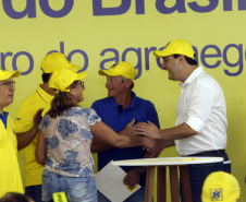 O governador Carlos Massa Ratinho Junior entregou nesta quinta-feira (06), durante o Show Rural, em Cascavel, as chaves de mais um trator do programa Trator Solidário. Os beneficiados foram o criador de vacas de leite Roque Selzler e sua mulher, Leonete, moradores de Pato Bragado. - Cascavel, 06/02/2020 -  Foto: Gilson Abreu/AEN