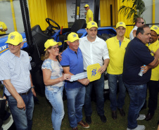 O governador Carlos Massa Ratinho Junior entregou nesta quinta-feira (06), durante o Show Rural, em Cascavel, as chaves de mais um trator do programa Trator Solidário. Os beneficiados foram o criador de vacas de leite Roque Selzler e sua mulher, Leonete, moradores de Pato Bragado. - Cascavel, 06/02/2020 -  Foto: Gilson Abreu/AEN