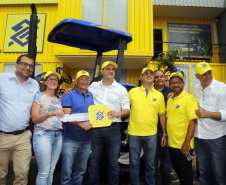O governador Carlos Massa Ratinho Junior entregou nesta quinta-feira (06), durante o Show Rural, em Cascavel, as chaves de mais um trator do programa Trator Solidário. Os beneficiados foram o criador de vacas de leite Roque Selzler e sua mulher, Leonete, moradores de Pato Bragado. - Cascavel, 06/02/2020 -  Foto: Gilson Abreu/AEN