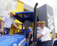 O governador Carlos Massa Ratinho Junior entregou nesta quinta-feira (06), durante o Show Rural, em Cascavel, as chaves de mais um trator do programa Trator Solidário. Os beneficiados foram o criador de vacas de leite Roque Selzler e sua mulher, Leonete, moradores de Pato Bragado. - Cascavel, 06/02/2020 -  Foto: Gilson Abreu/AEN