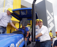 O governador Carlos Massa Ratinho Junior entregou nesta quinta-feira (06), durante o Show Rural, em Cascavel, as chaves de mais um trator do programa Trator Solidário. Os beneficiados foram o criador de vacas de leite Roque Selzler e sua mulher, Leonete, moradores de Pato Bragado. - Cascavel, 06/02/2020 -  Foto: Gilson Abreu/AEN
