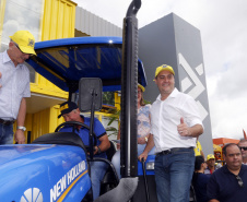 O governador Carlos Massa Ratinho Junior entregou nesta quinta-feira (06), durante o Show Rural, em Cascavel, as chaves de mais um trator do programa Trator Solidário. Os beneficiados foram o criador de vacas de leite Roque Selzler e sua mulher, Leonete, moradores de Pato Bragado. - Cascavel, 06/02/2020 -  Foto: Gilson Abreu/AEN